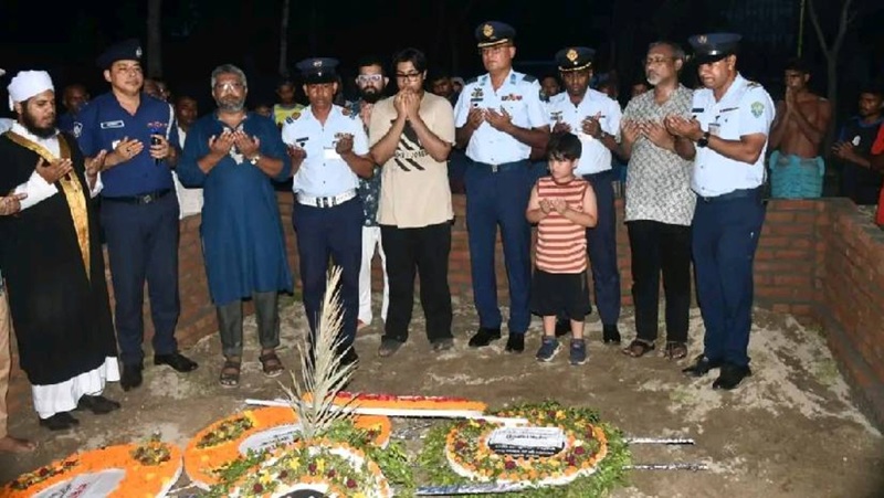 শিক্ষার্থীর জীবন বাঁচাতে আত্মোৎসর্গকারী মেহেরীন চৌধুরীর সমাধিতে বিমানবাহিনীর শ্রদ্ধা
